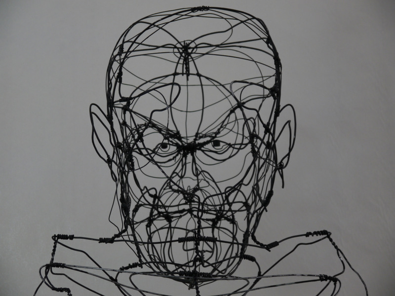 Gérald Bortoluzzi – Sigmund Freud is watching you, 1994. Cintres assemblés. 170 cm © DR Gérald Bortoluzzi – Sigmund Freud is watching you, 1994. Cintres assemblés. 170 cm © DR