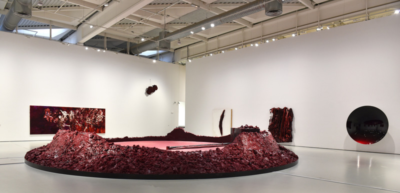 Anish Kapoor – My Red Homeland, vue de l’exposition au musée d’Art moderne de Saint-Etienne, novembre 2017 © Charlotte Piérot / ADAGP, Paris 2017.