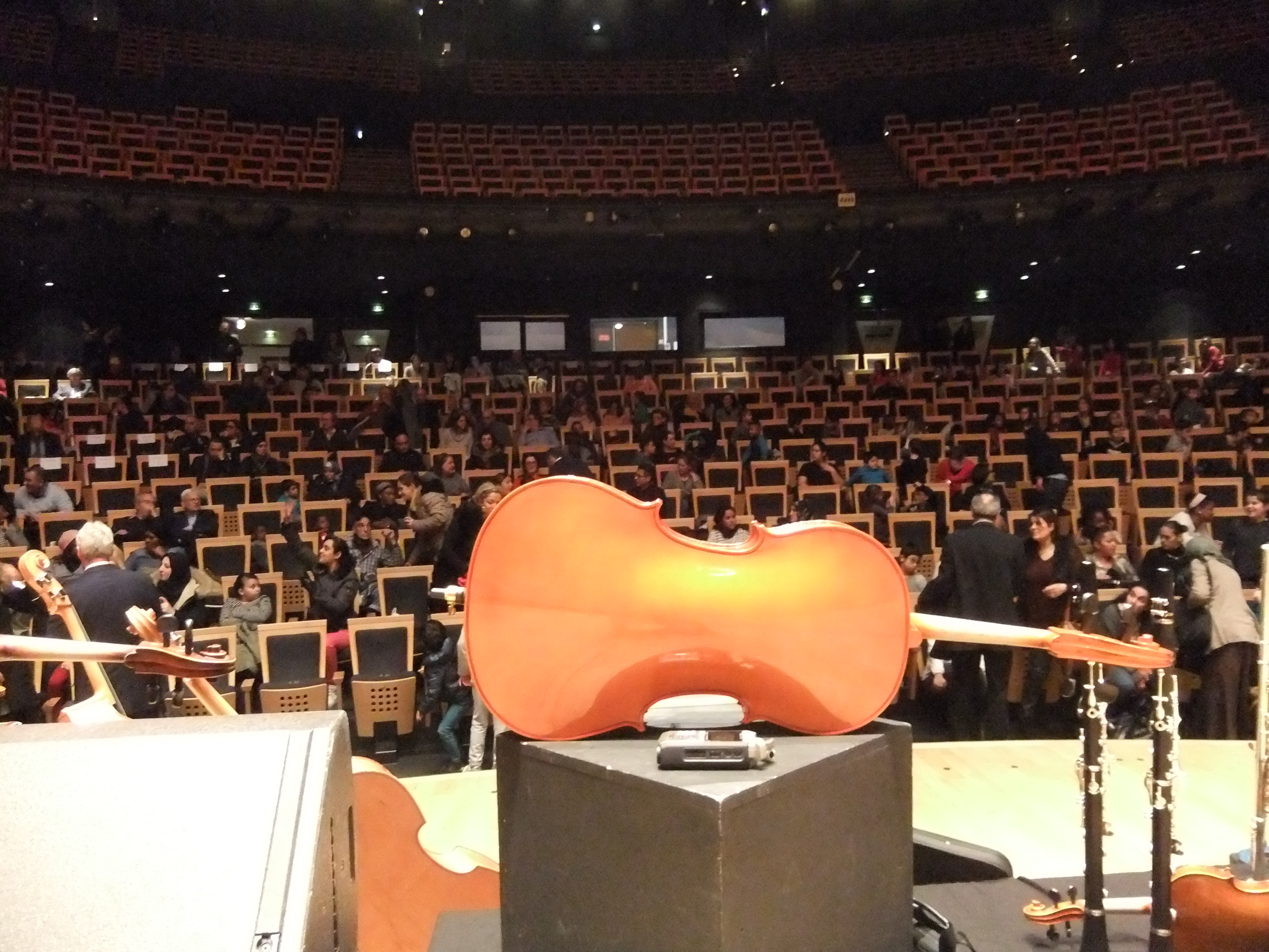 Distribution des instruments de musique aux enfants de l'orchestre Démos de la Métropole de Lyon