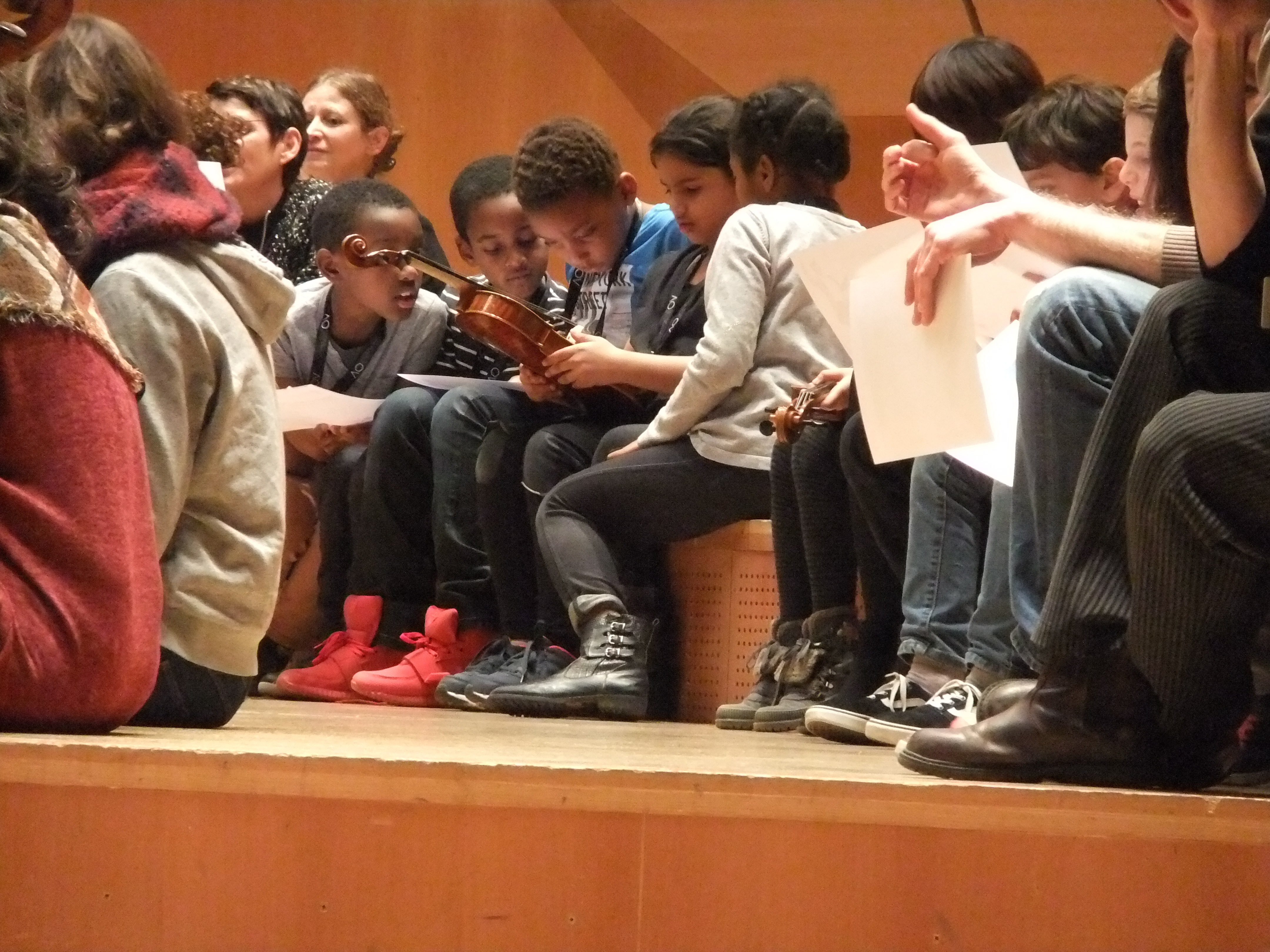 Les enfants reçoivent leurs instruments