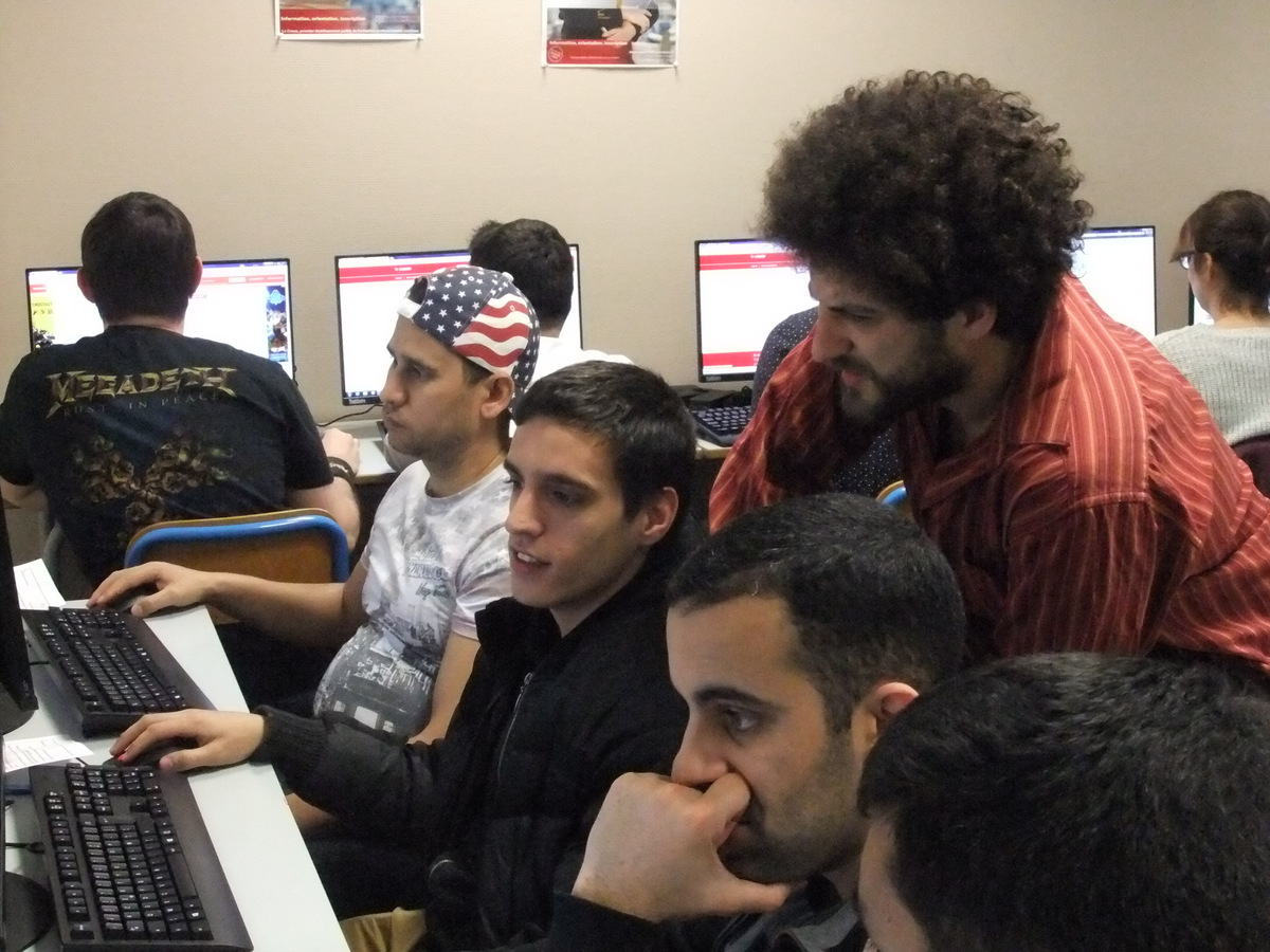 Nicolas, formateur en informatique du CNAM, avec des stagiaires “cybersécurité” © Lucas Larcher