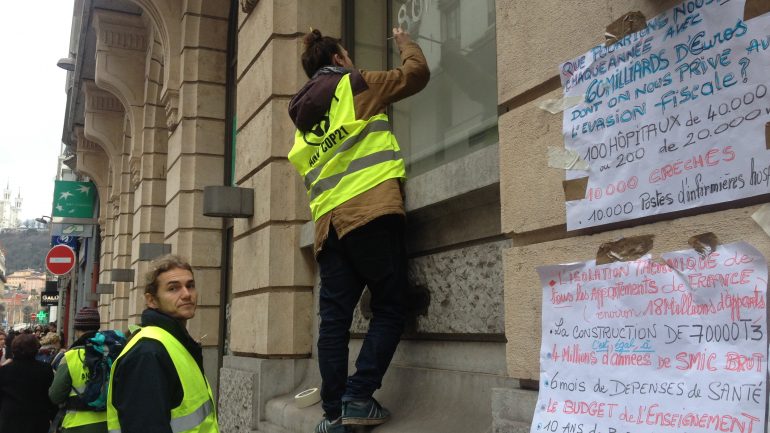 Action Attac et ANV Cop 21 contre la BNP Paribas