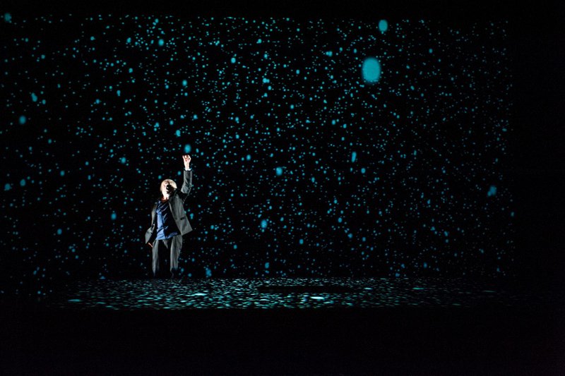 Pierre Richard dans “Petit éloge de la nuit” d’Ingrid Astier – Mise en scène Gérald Garutti © Pauline Maillet Pierre Richard dans “Petit éloge de la nuit” d’Ingrid Astier – Mise en scène Gérald Garutti © Pauline Maillet