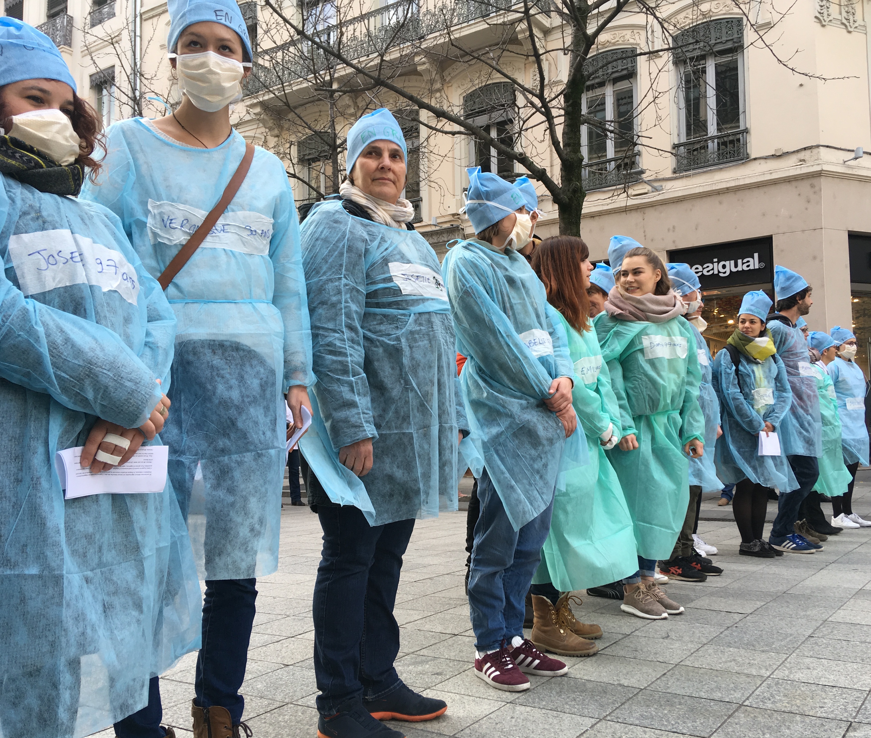 Les grévistes des urgences lyonnaises rue de la République.