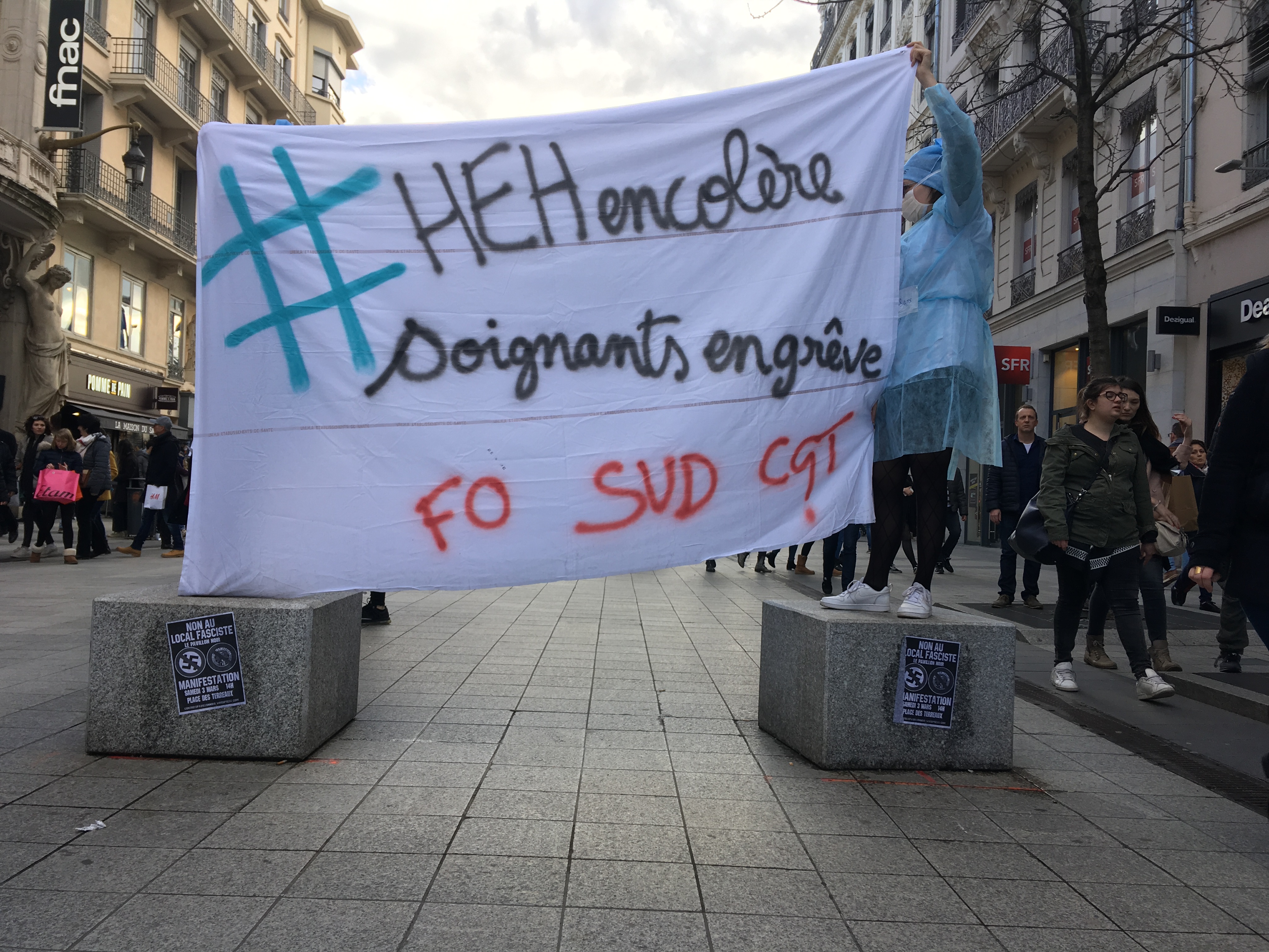 Les grévistes des urgences lyonnaises sont soutenus par les syndicats. Les grévistes des urgences lyonnaises sont soutenus par les syndicats.