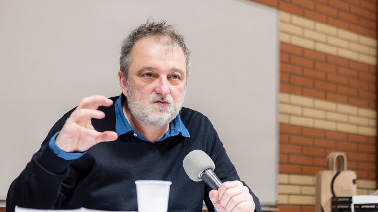 Denis Robert, lors d’une conférence à Lyon – mars 2018 © Tim Douet