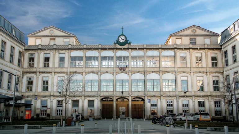 L’entrée de l’hôpital de la Croix-Rousse, à Lyon © Tim Douet