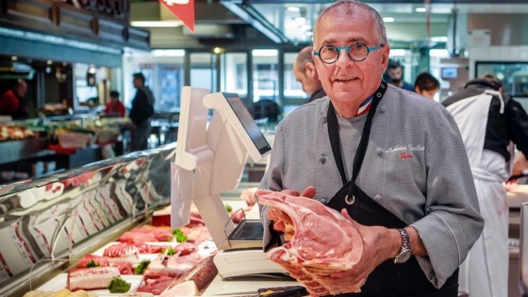 Maurice Trolliet, dans sa boucherie des halles de Lyon © Tim Douet