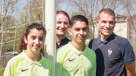 Les conseillers techniques régionaux Wilfried Bien et Richard Pion, avec les jeunes arbitres Nour Lahsini et Bilal Laimene, à Tola Vologe © Tim Douet