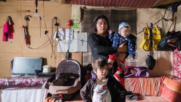 Une famille de Roumanie installée dans un ancien parking de Vaise © Tim Douet