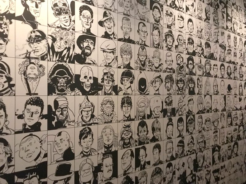 Le mur des personnages de Pratt dans l’expo Lignes d’horizons © Manon Heckmann