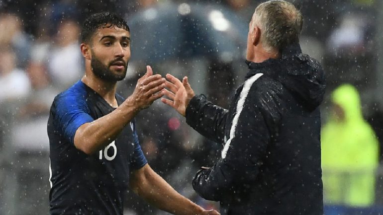 Nabil Fekir félicité par Didier Deschamps lors du match amical France-Irlande, le 28 mai 2018 © Franck Fife / AFP