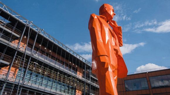 Palais des congrès de Lyon – Cité internationale, avec “L’homme au téléphone” de Xavier Veilhan) © Tim Douet