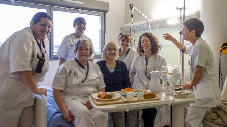 Service du repas “à l’assiette” à l’hôpital Edouard-Herriot (Lyon) © Tim Douet