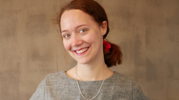 Amélie Wallyn avec son livre de la Méthode Malo.