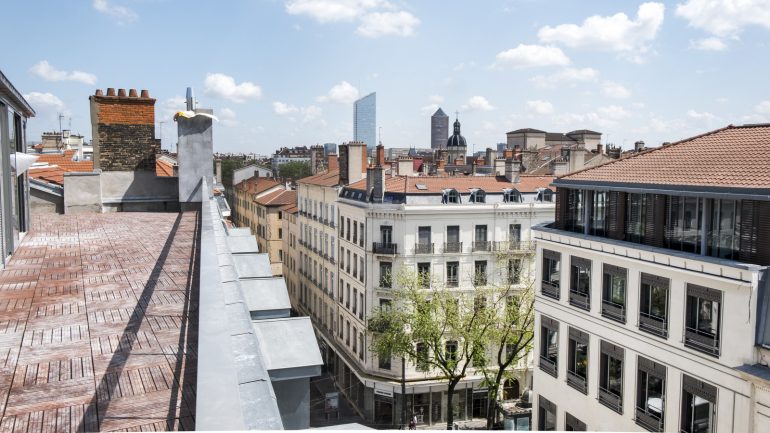 Vue sur les tours de la Part-Dieu depuis la terrasse de la Maison Nô (rue du Bât-d’Argent) © Tim Douet_0028