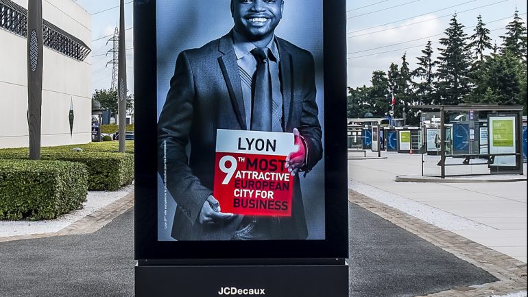 Panneau publicitaire numérique JCDecaux © Tim Douet