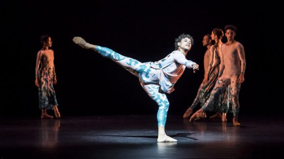 Acosta Danza dans “Belles lettres” de Justin Peck © Johan Persson