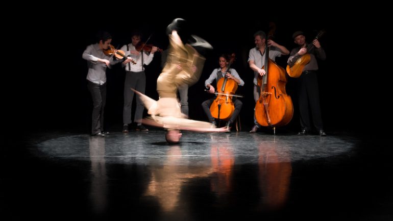 Nuits de Fourvière 2018 – Folia (chorégraphie de Mourad Merzouki, création musicale Concert de l’Hostel Dieu) © Julie Cherki