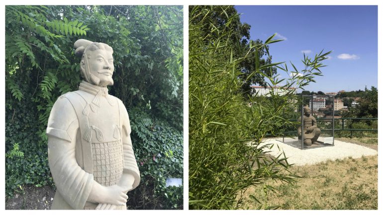 Reproduction de deux soldats de terre cuite de l’Armée de Xi'an – Institut franco-chinois de Lyon, juillet 2018 © DR