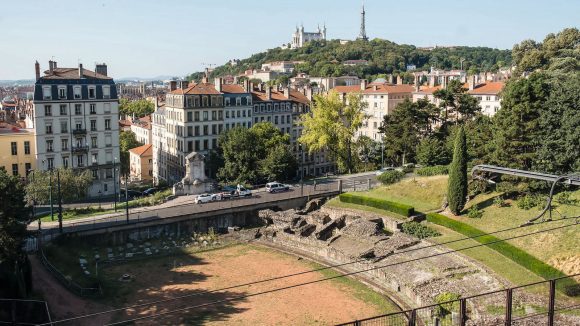 Vue de Lyon – Au premier plan, l’amphithéâtre des Trois-Gaules, sur les pentes de la Croix-Rousse © Tim Douet