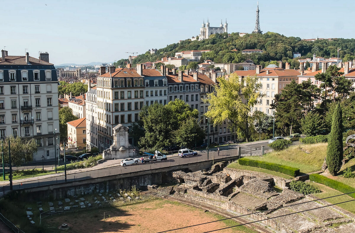 Vue de Lyon – Au premier plan, l’amphithéâtre des Trois-Gaules, sur les pentes de la Croix-Rousse © Tim Douet