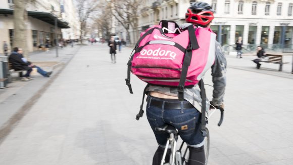 Livreur à vélo Foodora à Lyon en 2017 © Tim Douet