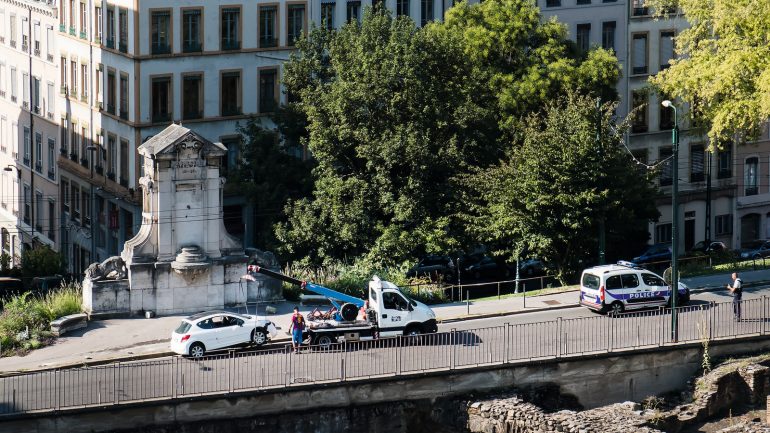 Enlèvement d’un véhicule pour mise en fourrière à Lyon © Tim Douet