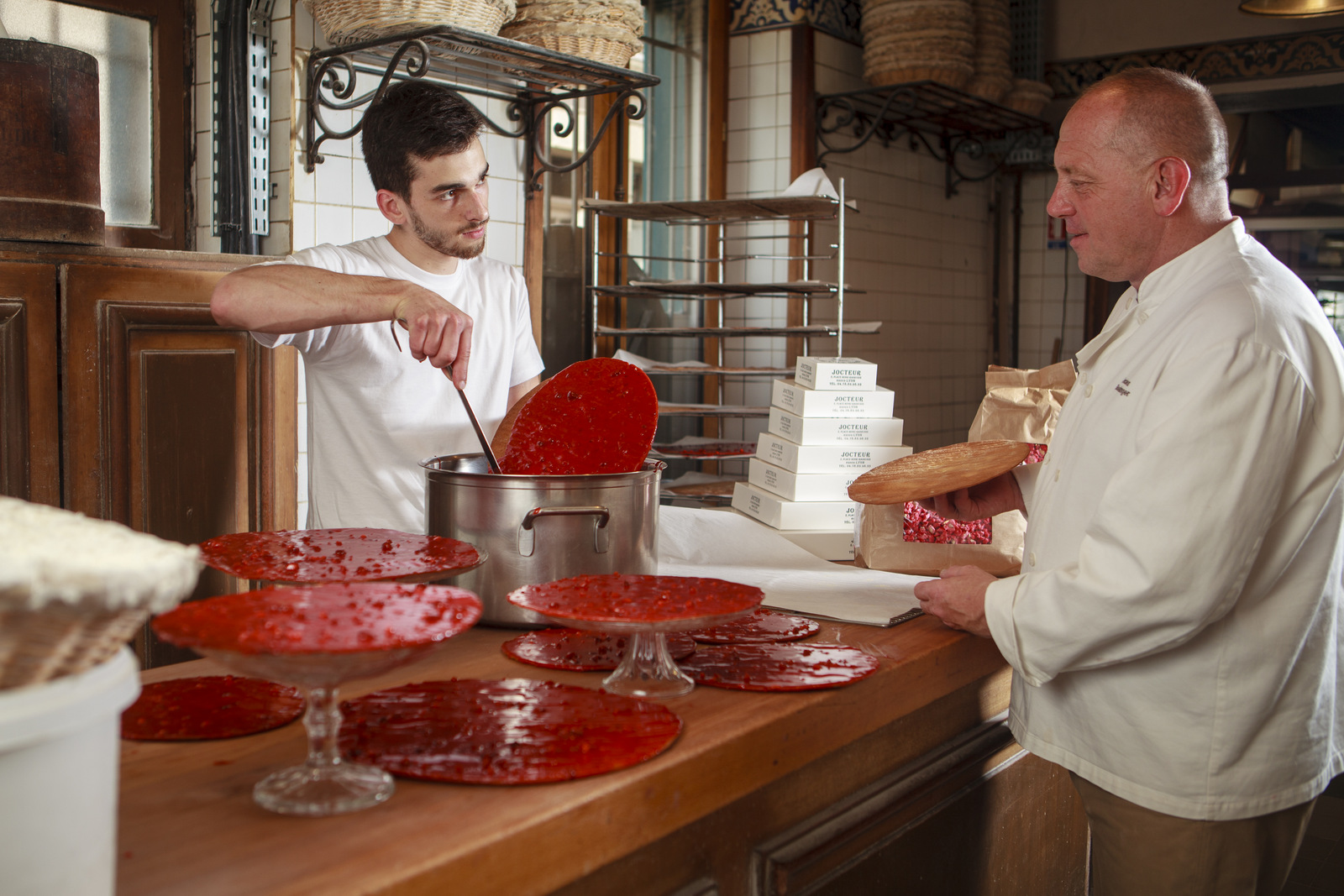 Philippe Jocteur supervisant la fabrication de ses tartes aux pralines © Tim Douet