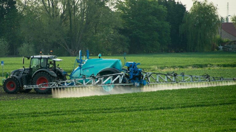 Agriculteur traitant un champ aux pesticides – région de Lille, 2016 © Denis Charlet / AFP