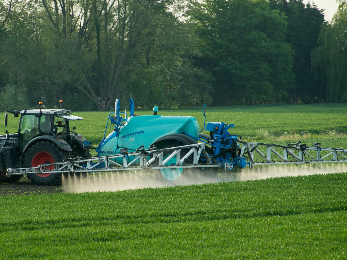 Agriculteur traitant un champ aux pesticides – région de Lille, 2016 © Denis Charlet / AFP