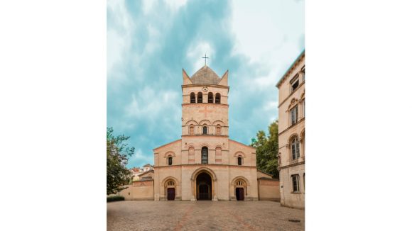 La basilique d’Ainay, vue de son parvis © Tim Douet