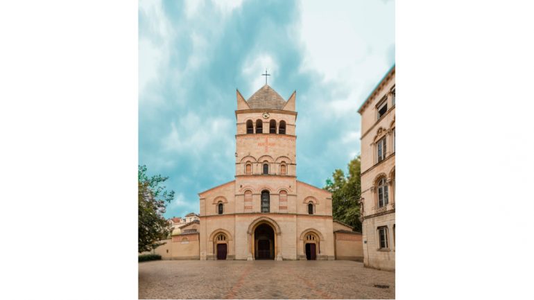 La basilique d’Ainay, vue de son parvis © Tim Douet