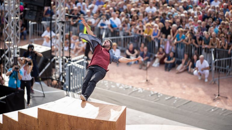 Passants – Final du défilé de la Biennale de la danse 2018, le 16 septembre, place Bellecour – Chorégraphie Yoann Bourgeois / CCN2-Centre chorégraphique National de Grenoble © Thanh Ha Bui