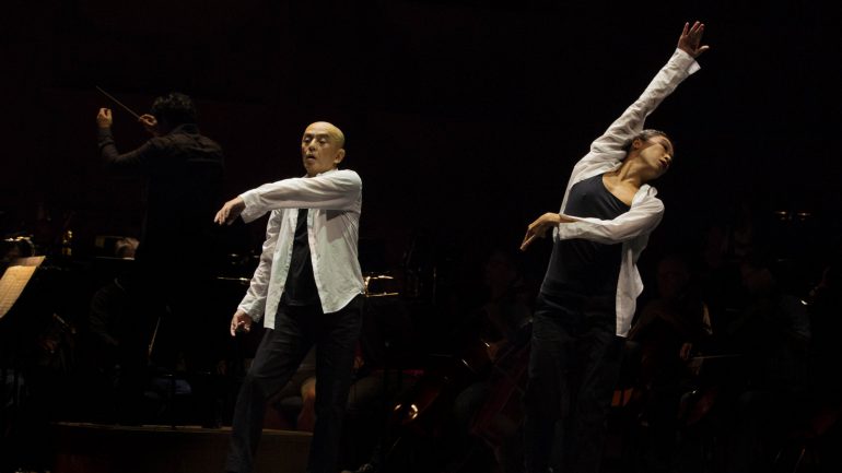 Symphonie fantastique – Chorégraphie Saburo Teshigawara, création Biennale de la danse 2018, à l'Auditorium de Lyon © Michel Cavalca (montage LC)