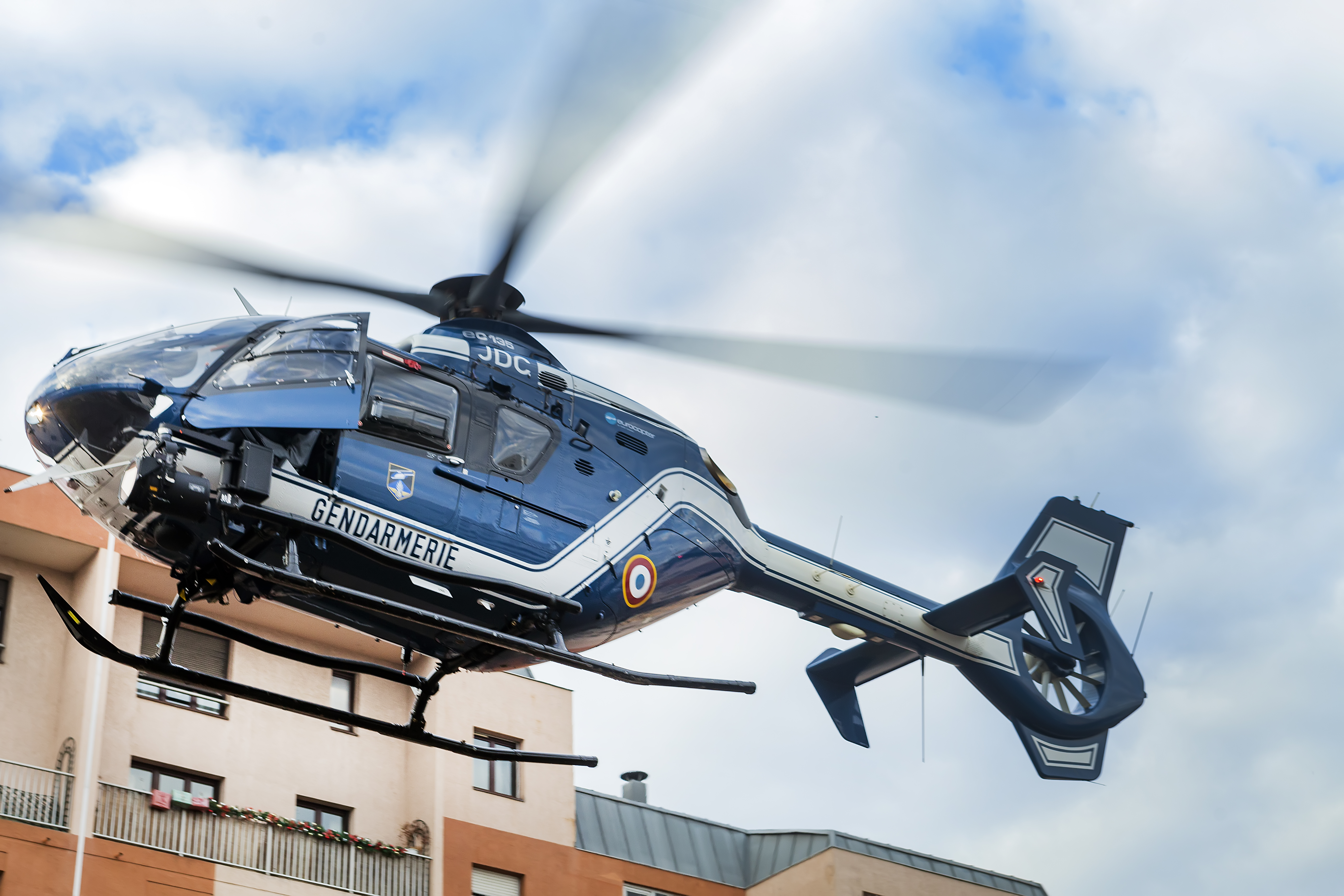 Lyon Un Militant Veut Arreter Les Helicopteres De La Police