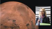 La chercheuse lyonnaise Cathy Quantin devant une image de la planète Mars extraite du film “Les Cobayes du cosmos” © Nasa/Cocottes Minute Prod // Tim Douet (montage LC)