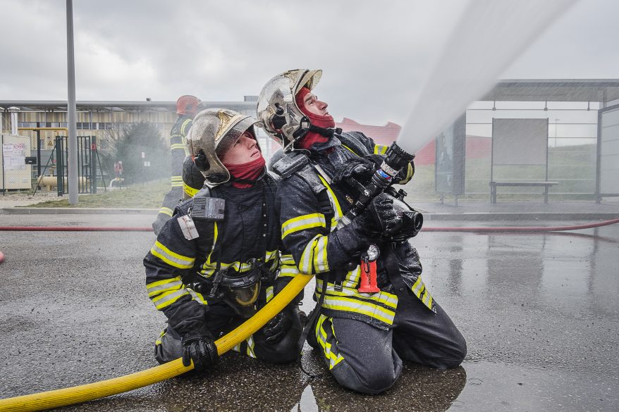 Près de Lyon : une casse automobile prend feu, douze véhicules carbonisés - Vimarsana News