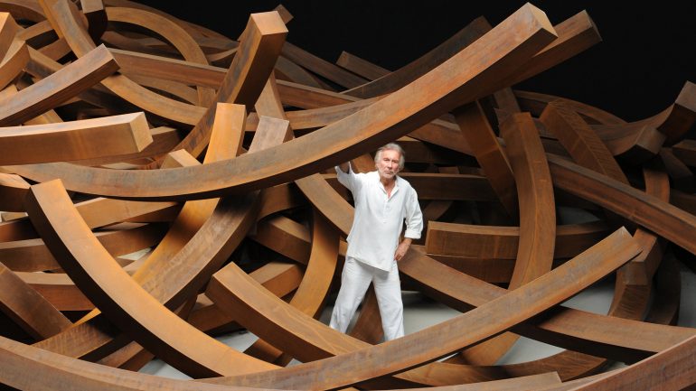 Bernar Venet et son “Effondrement : 200 tonnes”, Le Muy, 2017 © Gérard Schachmes/ Adagp, Paris, 2018