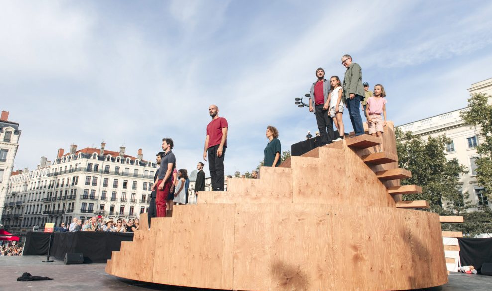 Passants – Chorégraphie Yoann Bourgeois / CCN2-Centre chorégraphique national de Grenoble – Final du défilé de la Biennale de la danse 2018, le 16 septembre, place Bellecour © DR