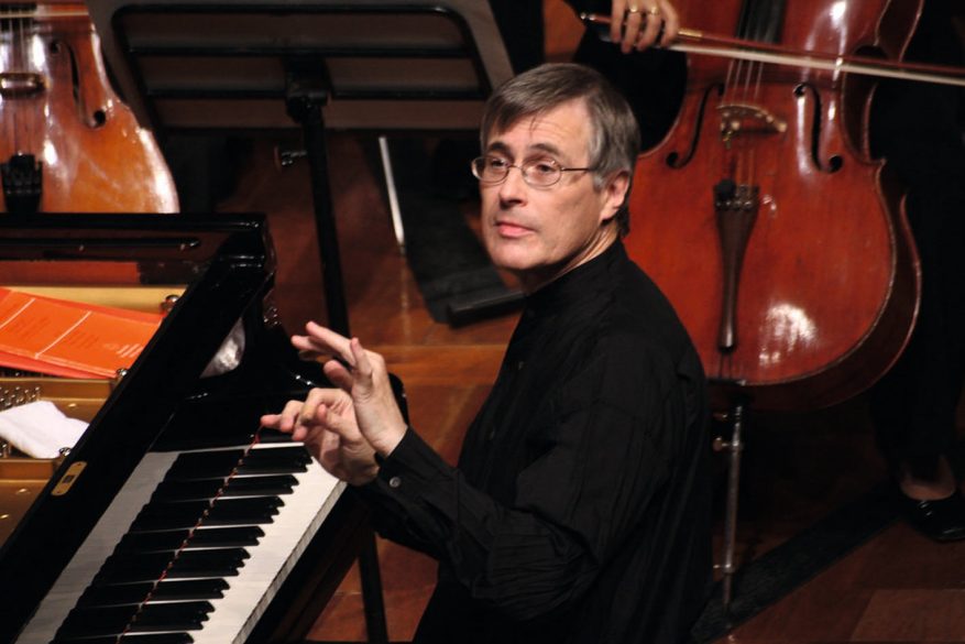 Le chef Christian Zacharias, dirigeant l’orchestre du piano © DR