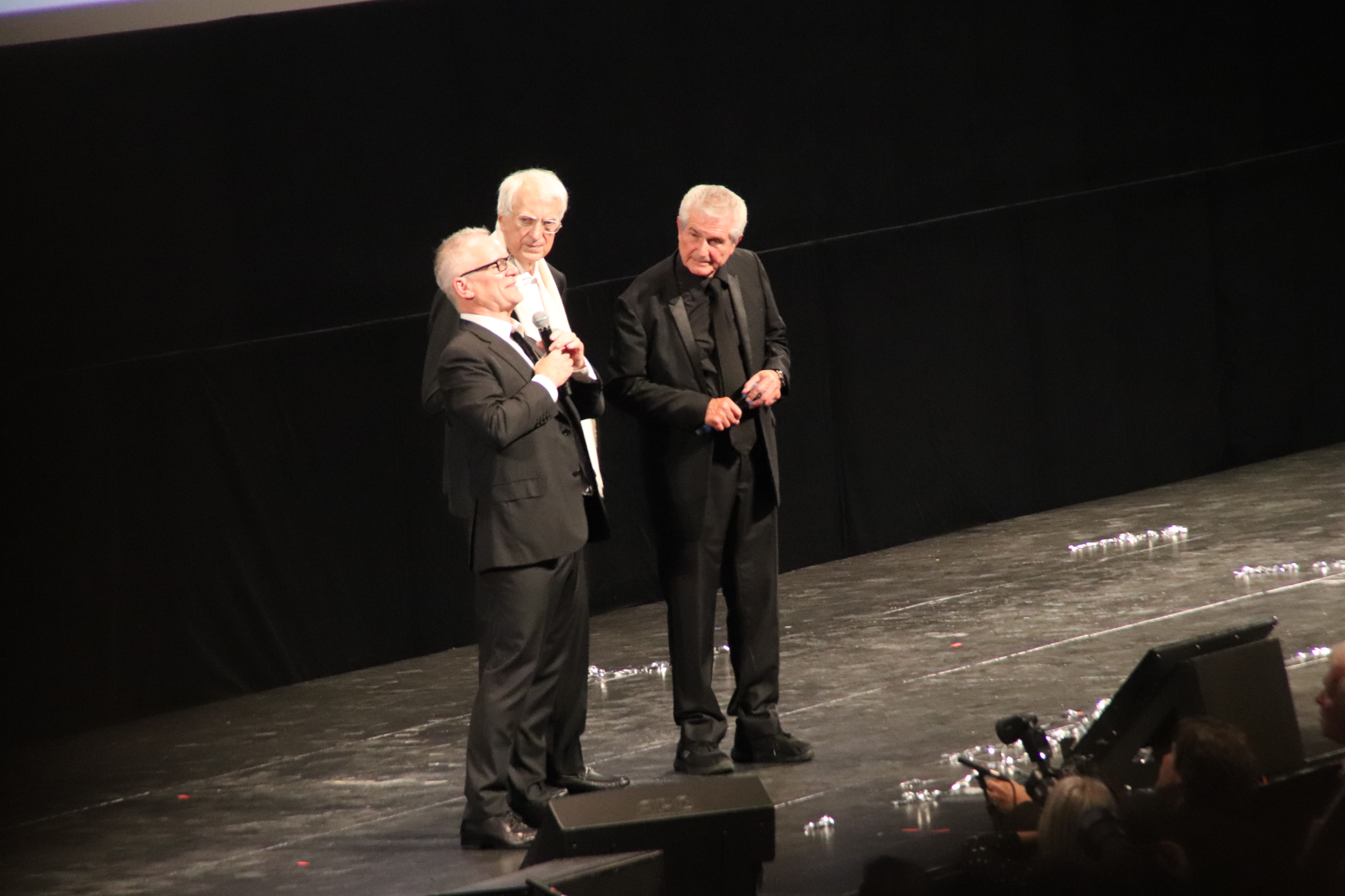 Thierry Frémaux, directeur de l’institut Lumière, aux côtés de Bertrand Tavernier, président de cet institut, et du cinéaste Claude Lelouch © Flora Chaduc