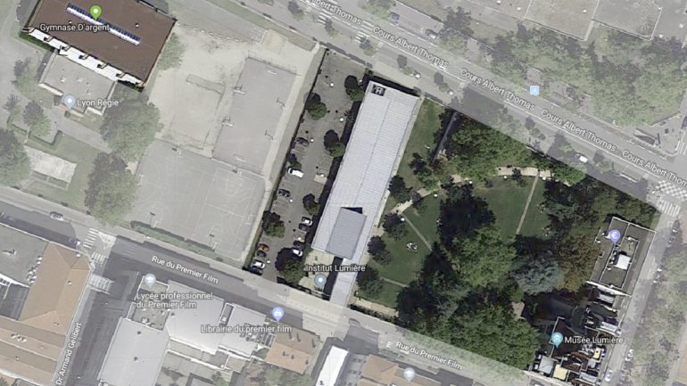 Vue aérienne de l’institut (au centre) et du musée Lumière (à droite). A gauche, les terrains de sport où Thierry Frémaux voudrait construire la Cité du cinéma [à partir d'une capture d'écran Google Map]