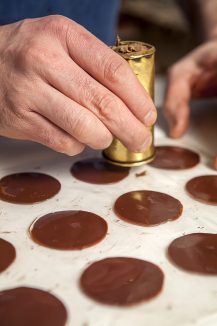 Façonnage des palets dans l’atelier de la maison Palomas © Tim Douet