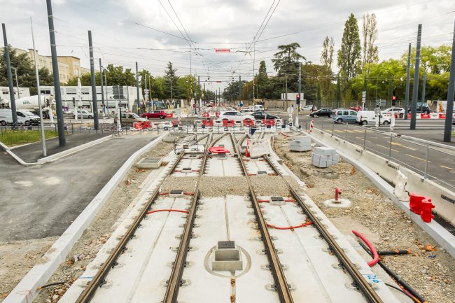 Tram T6 Pinel carrefour route voiture bouchon travaux © Tim Douet