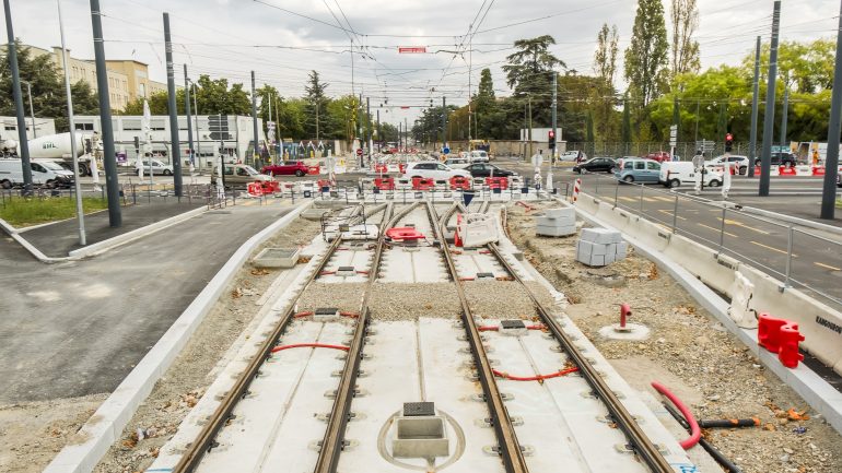 Tram T6 Pinel carrefour route voiture bouchon travaux © Tim Douet