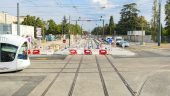 Tram T6 Pinel carrefour route voiture © Tim Douet