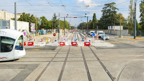 Tram T6 Pinel carrefour route voiture © Tim Douet