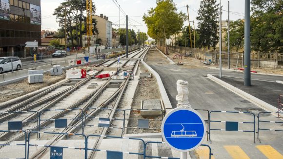 Tram T6 Ambulance Bron Pinel carrefour route voiture bouchon travaux © Tim Douet