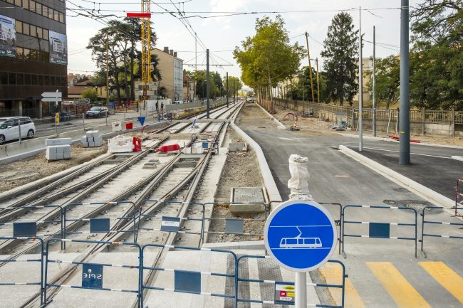 Tram T6 Ambulance Bron Pinel carrefour route voiture bouchon travaux © Tim Douet